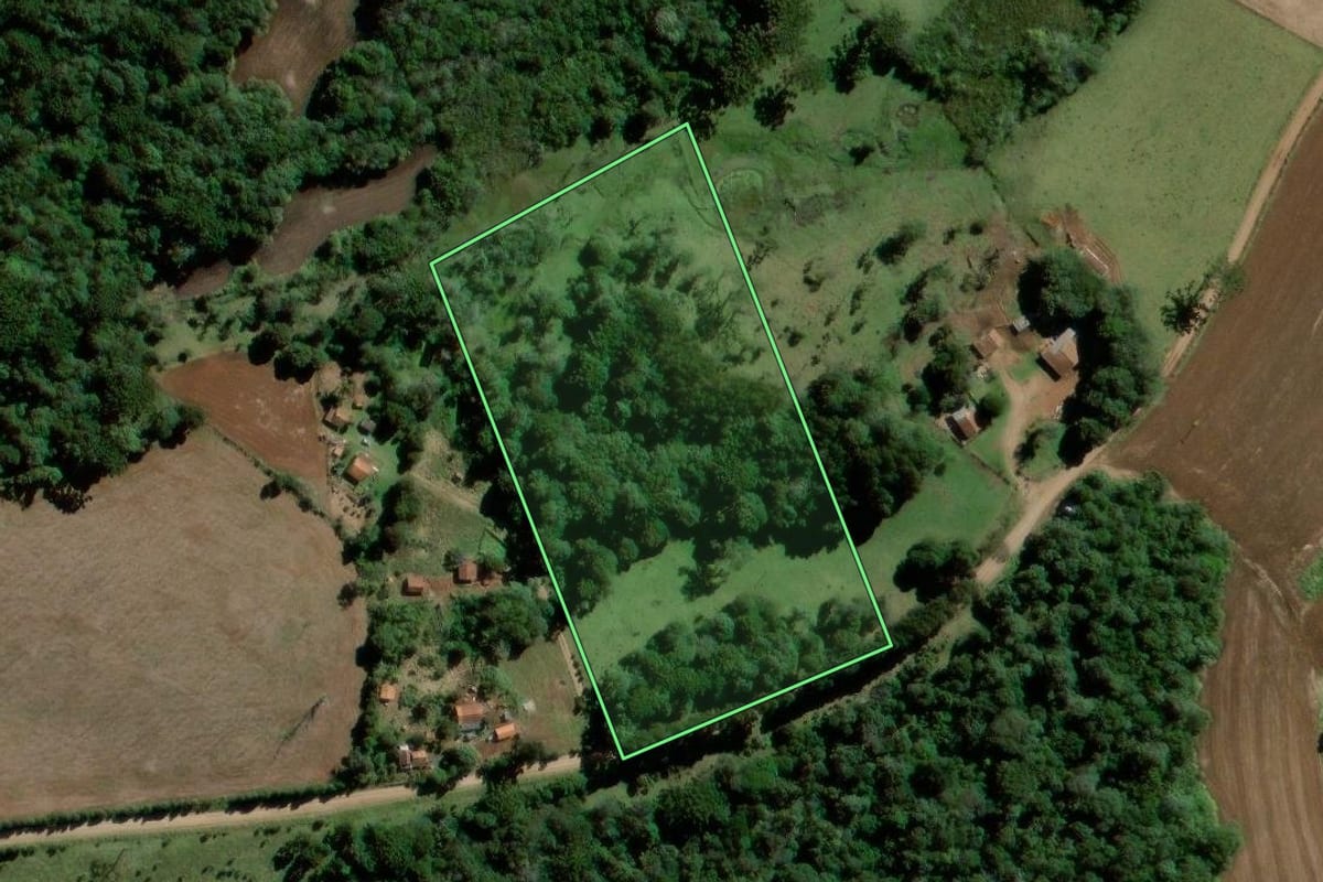 Imagem de satélite do imóvel rural em Rebouças (PR), com o contorno declarado no CAR desenhado por cima.