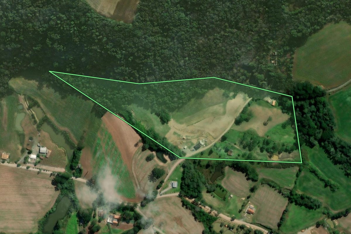 Imagem de satélite do imóvel rural em Rebouças (PR), com o contorno declarado no CAR desenhado por cima.