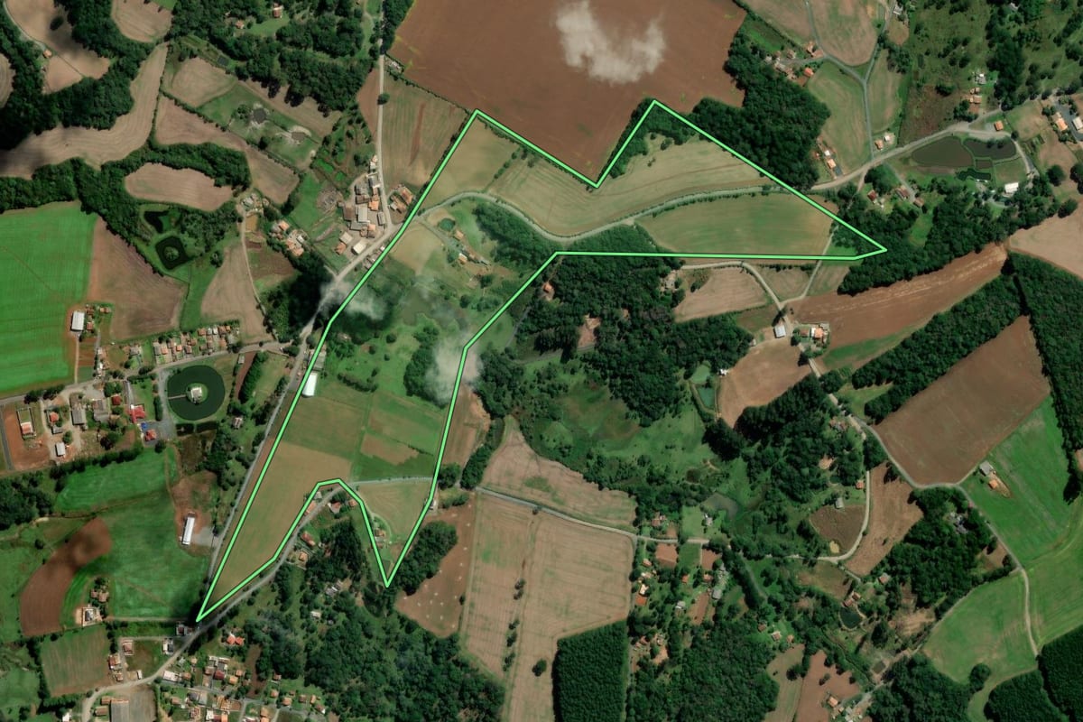 Imagem de satélite do imóvel rural em Rebouças (PR), com o contorno declarado no CAR desenhado por cima.