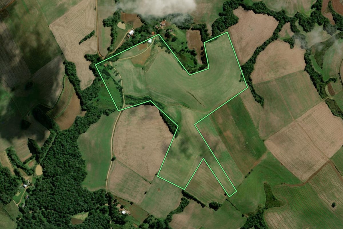 Imagem de satélite do imóvel rural em Rebouças (PR), com o contorno declarado no CAR desenhado por cima.