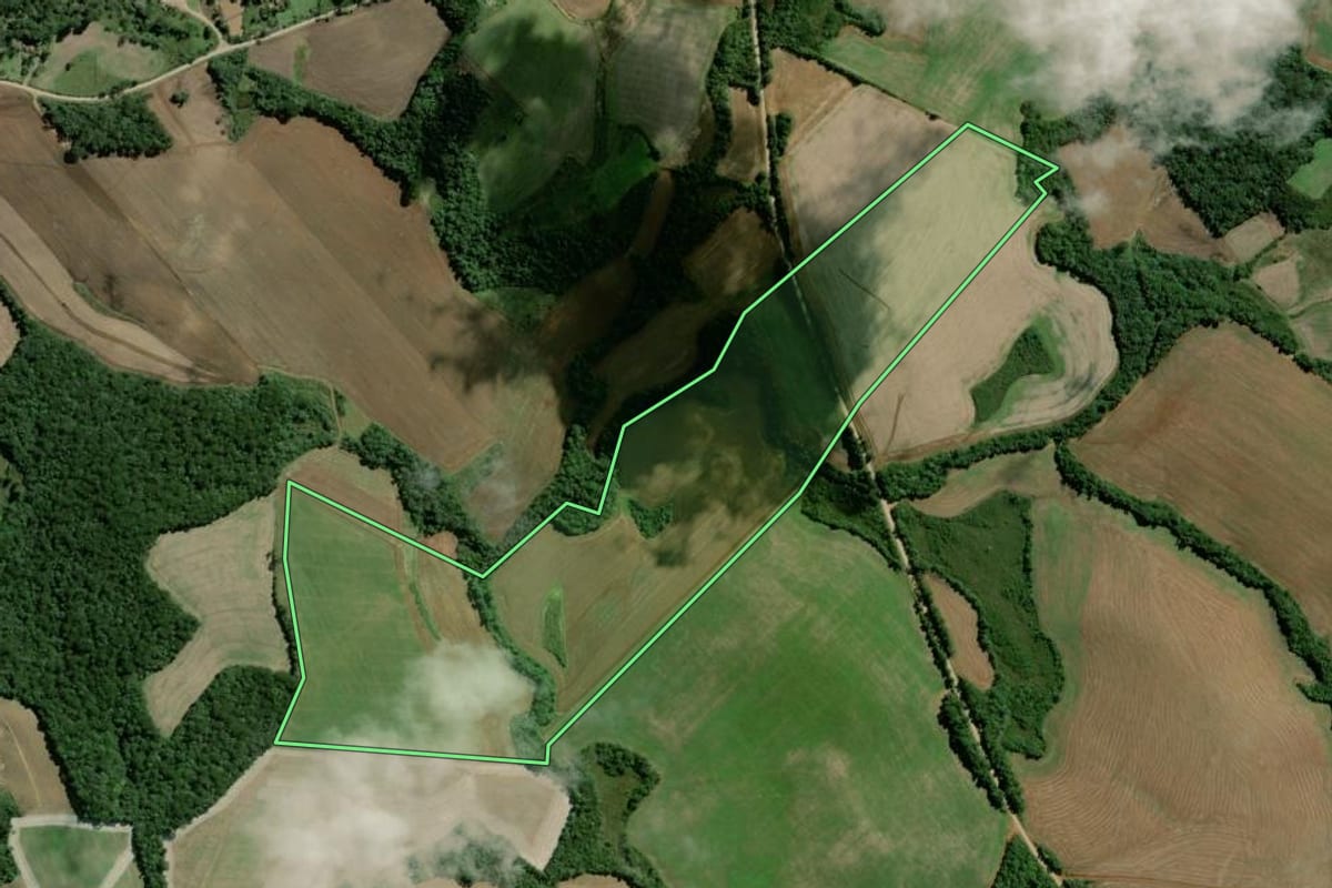 Imagem de satélite do imóvel rural em Rebouças (PR), com o contorno declarado no CAR desenhado por cima.