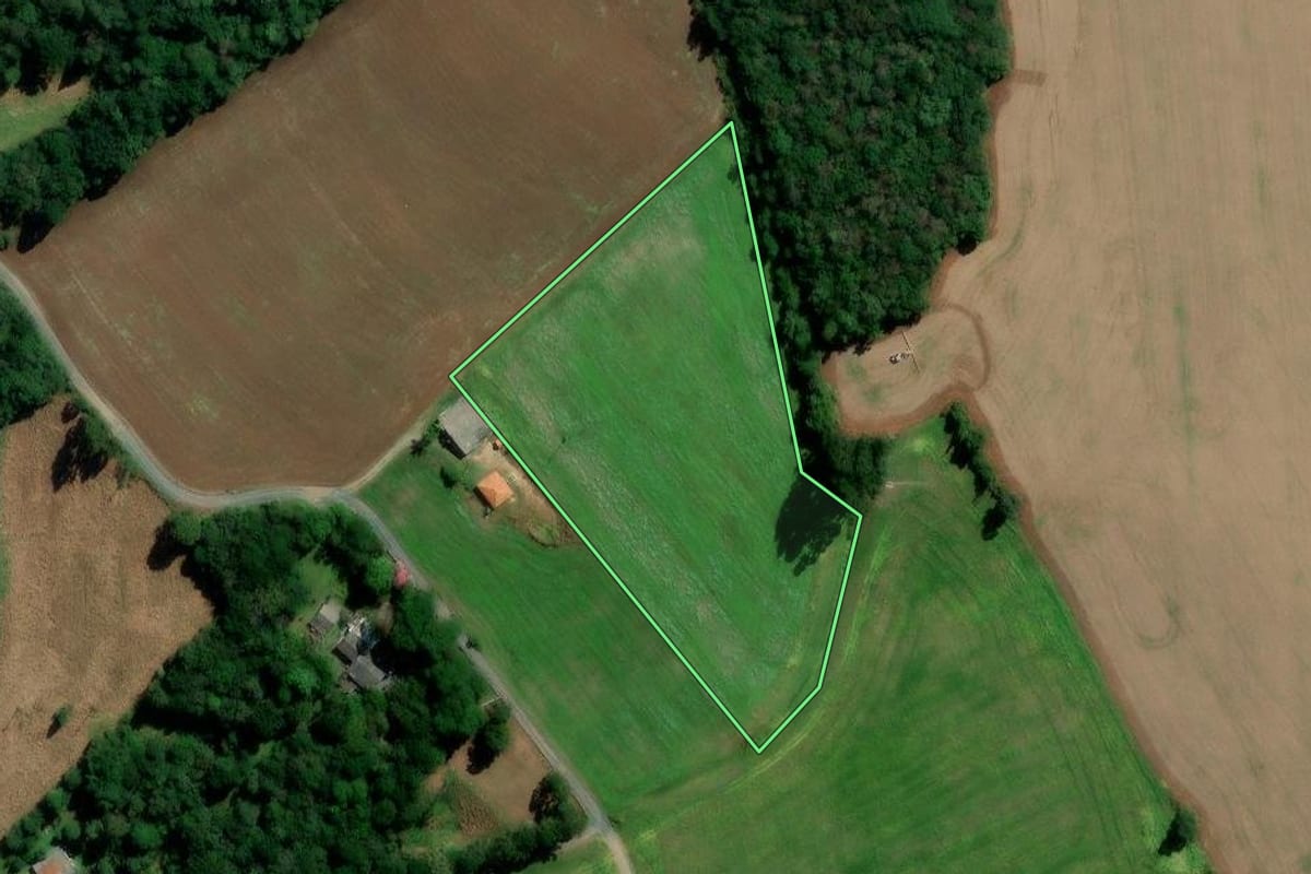 Imagem de satélite do imóvel rural em Rebouças (PR), com o contorno declarado no CAR desenhado por cima.