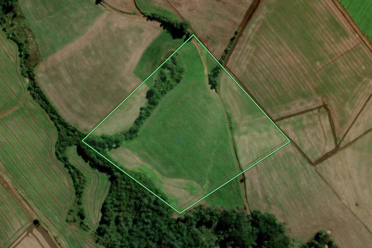 Imagem de satélite do imóvel rural em Rebouças (PR), com o contorno declarado no CAR desenhado por cima.