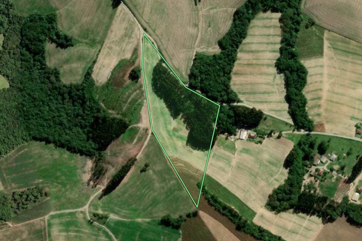 Imagem de satélite do imóvel rural em Rebouças (PR), com o contorno declarado no CAR desenhado por cima.