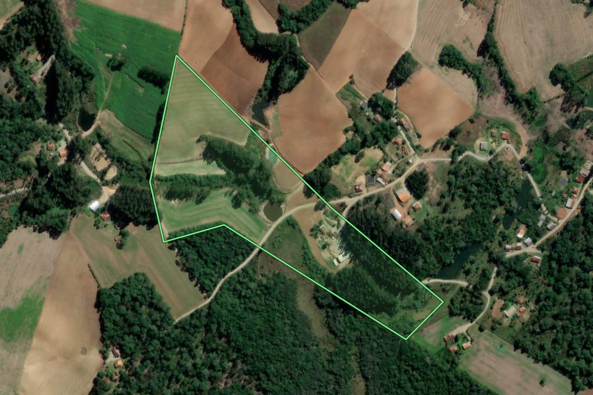 Imagem de satélite do imóvel rural em Rebouças (PR), com o contorno declarado no CAR desenhado por cima.