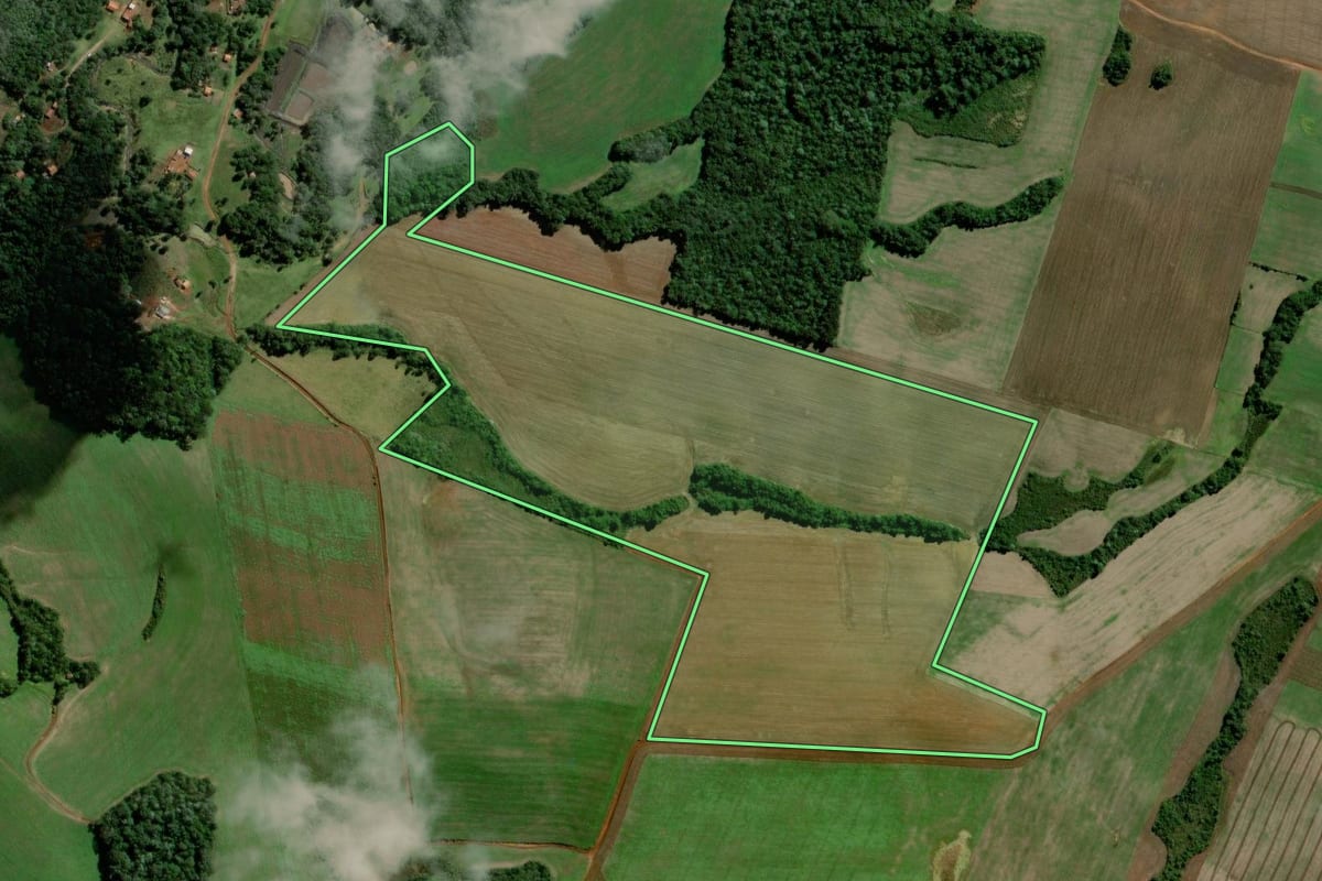 Imagem de satélite do imóvel rural em Rebouças (PR), com o contorno declarado no CAR desenhado por cima.