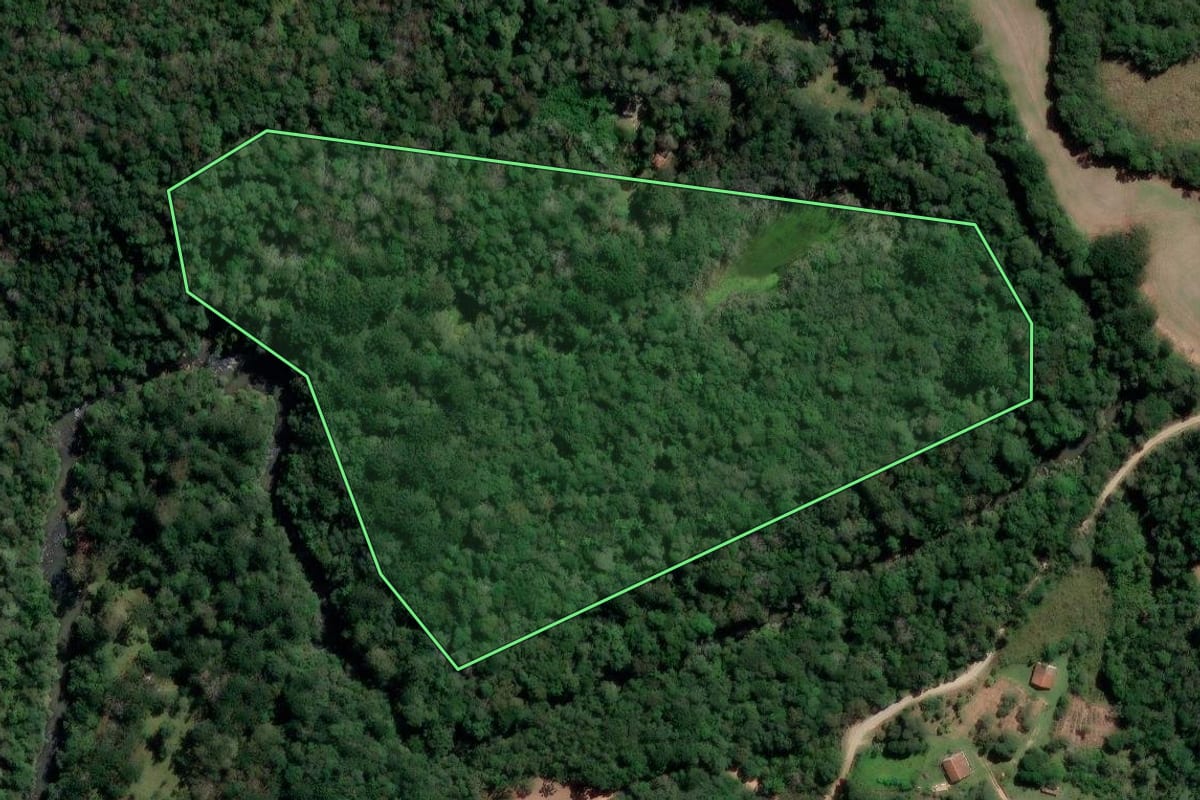 Imagem de satélite do imóvel rural em Rebouças (PR), com o contorno declarado no CAR desenhado por cima.