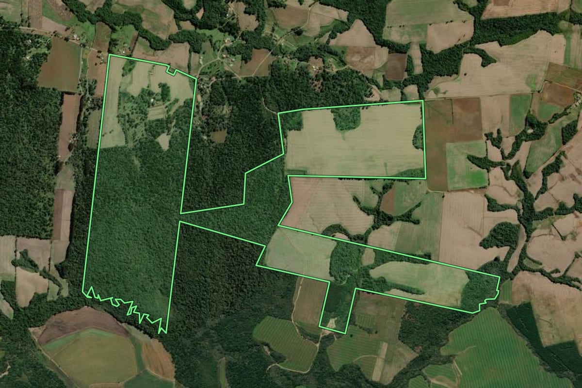 Imagem de satélite do imóvel rural em Rebouças (PR), com o contorno declarado no CAR desenhado por cima.
