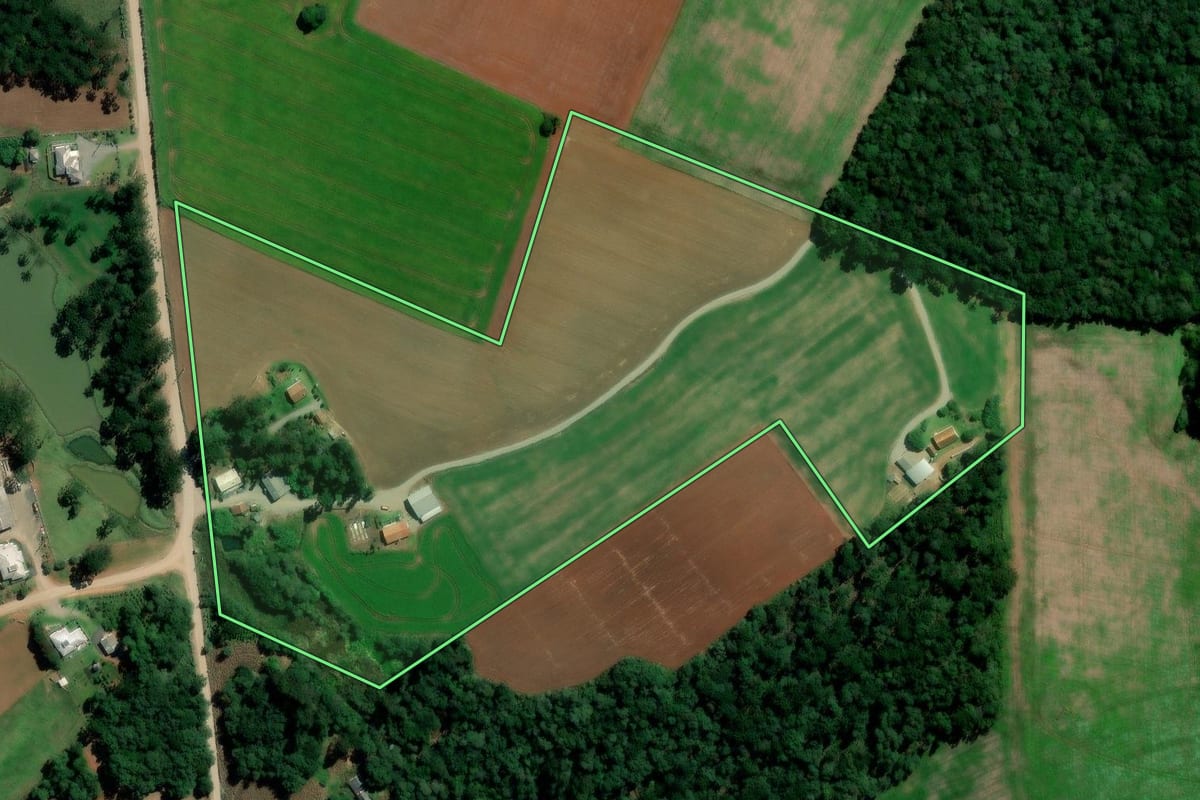 Imagem de satélite do imóvel rural em Rebouças (PR), com o contorno declarado no CAR desenhado por cima.