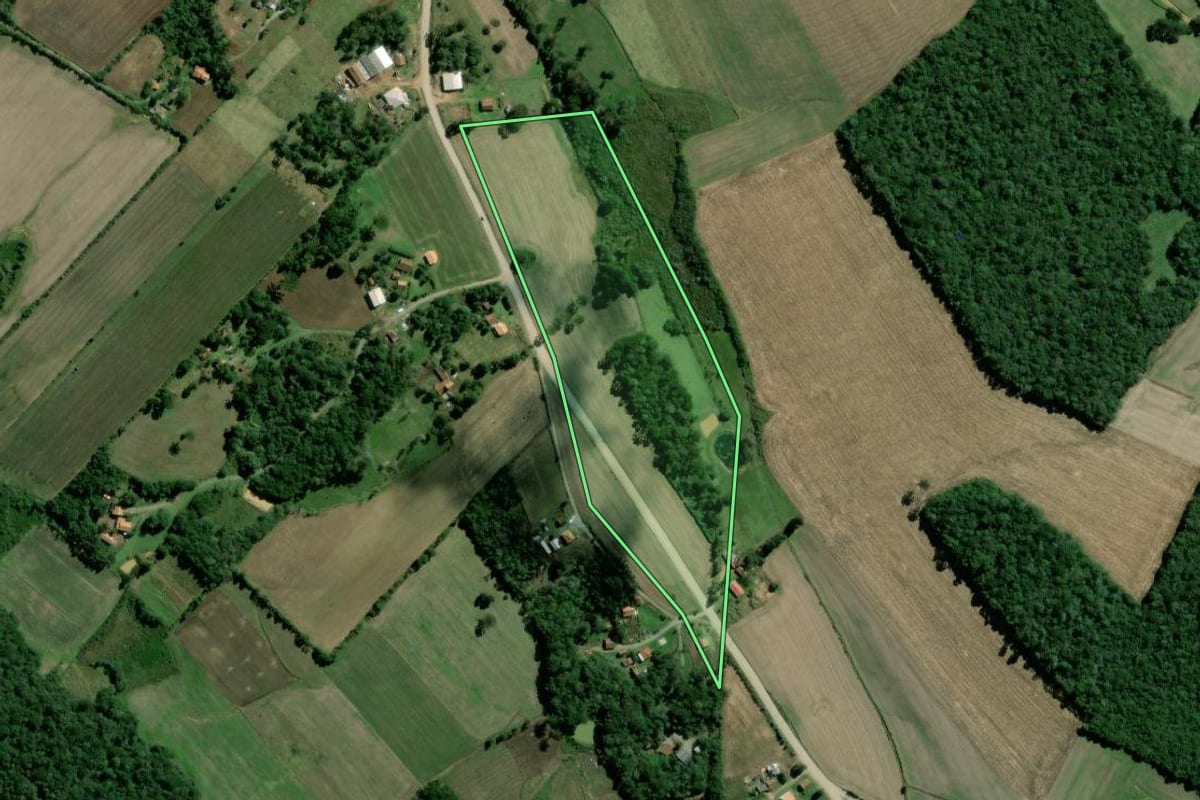 Imagem de satélite do imóvel rural em Rebouças (PR), com o contorno declarado no CAR desenhado por cima.