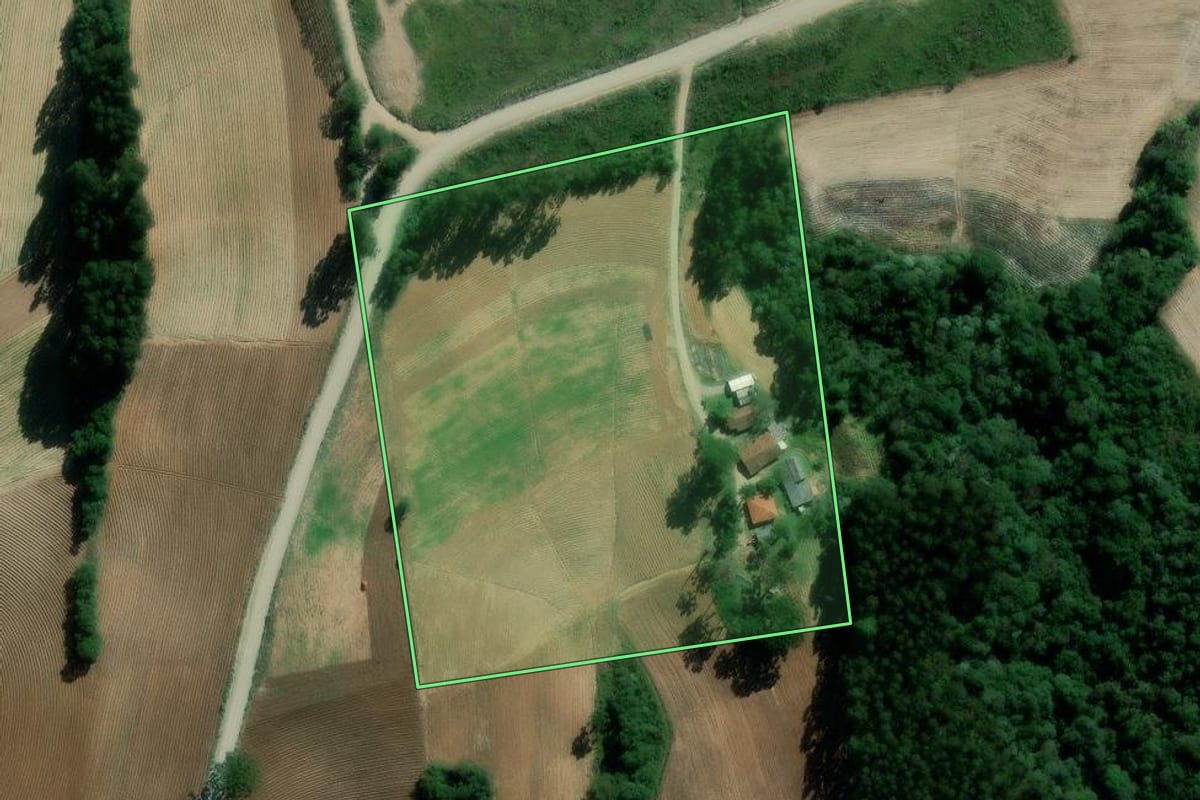 Imagem de satélite do imóvel rural em Rebouças (PR), com o contorno declarado no CAR desenhado por cima.