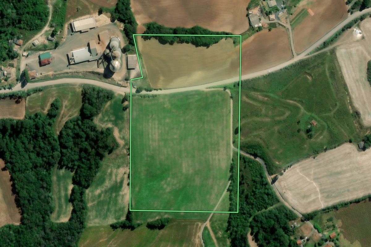 Imagem de satélite do imóvel rural em Rebouças (PR), com o contorno declarado no CAR desenhado por cima.