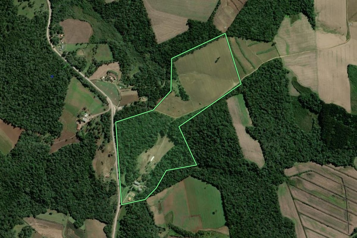 Imagem de satélite do imóvel rural em Rebouças (PR), com o contorno declarado no CAR desenhado por cima.