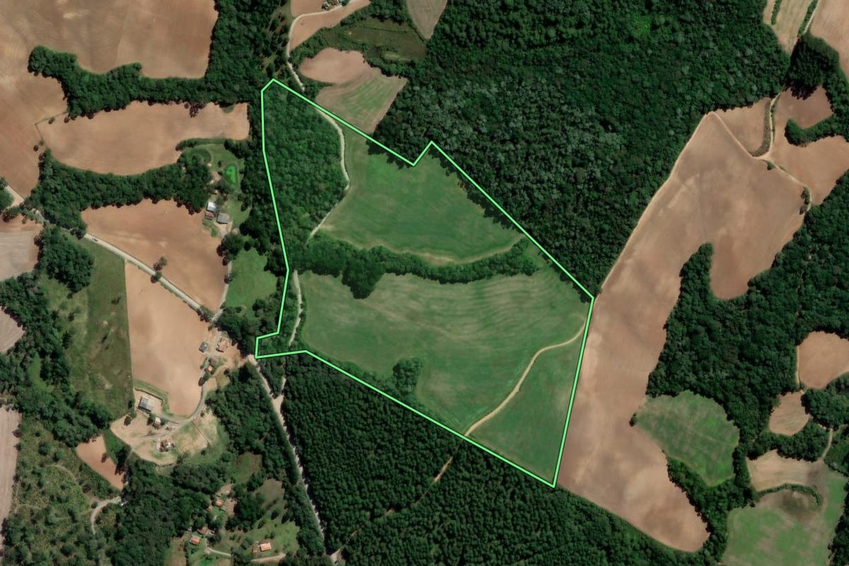 Imagem de satélite do imóvel rural em Rebouças (PR), com o contorno declarado no CAR desenhado por cima.