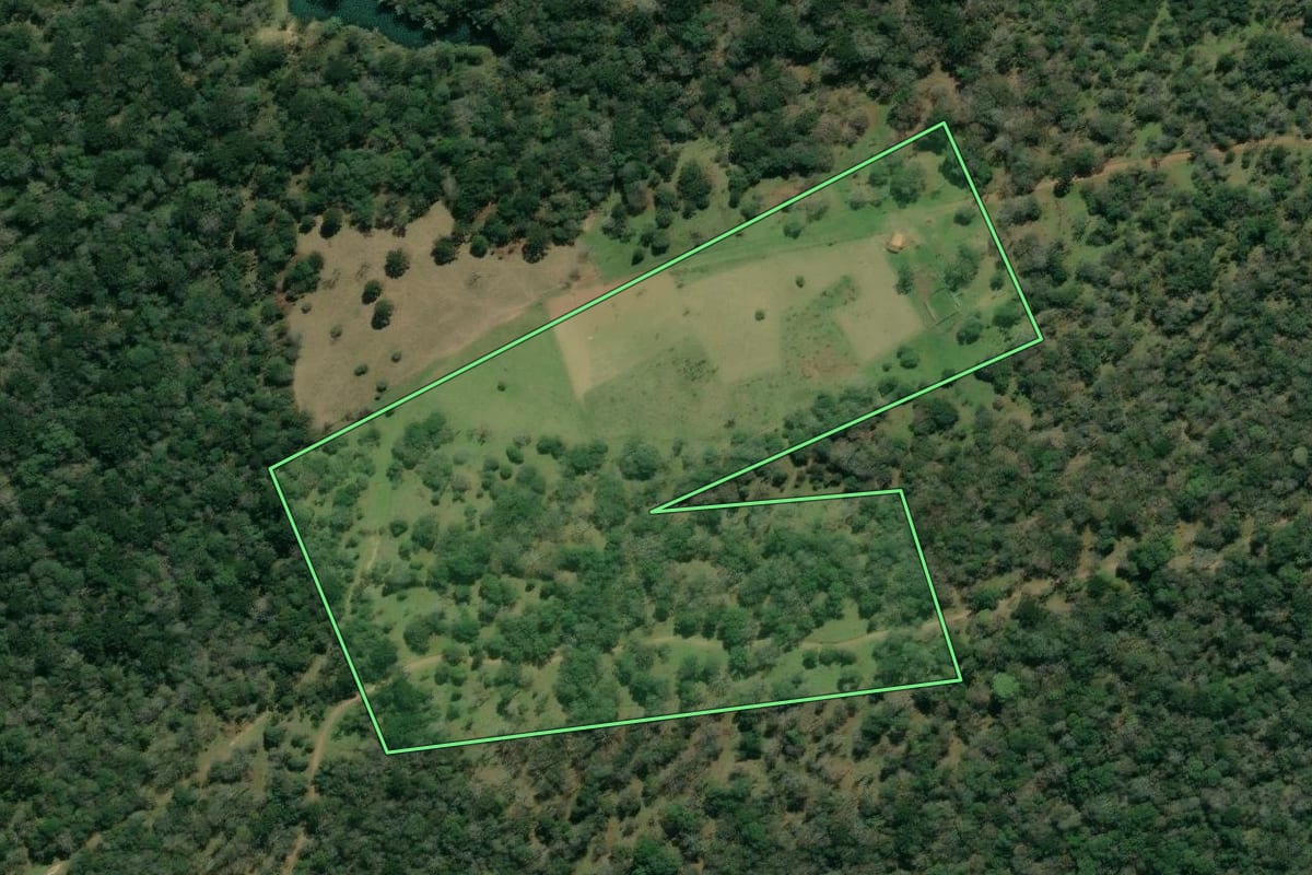 Imagem de satélite do imóvel rural em Rebouças (PR), com o contorno declarado no CAR desenhado por cima.