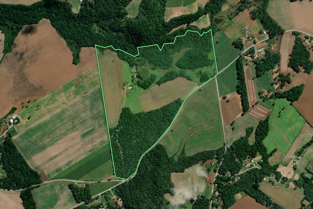 Imagem de satélite do imóvel rural em Rebouças (PR), com o contorno declarado no CAR desenhado por cima.