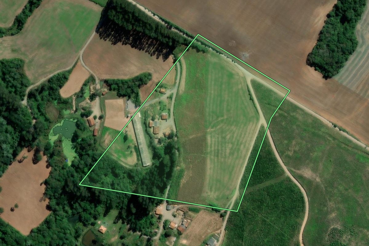 Imagem de satélite do imóvel rural em Rebouças (PR), com o contorno declarado no CAR desenhado por cima.