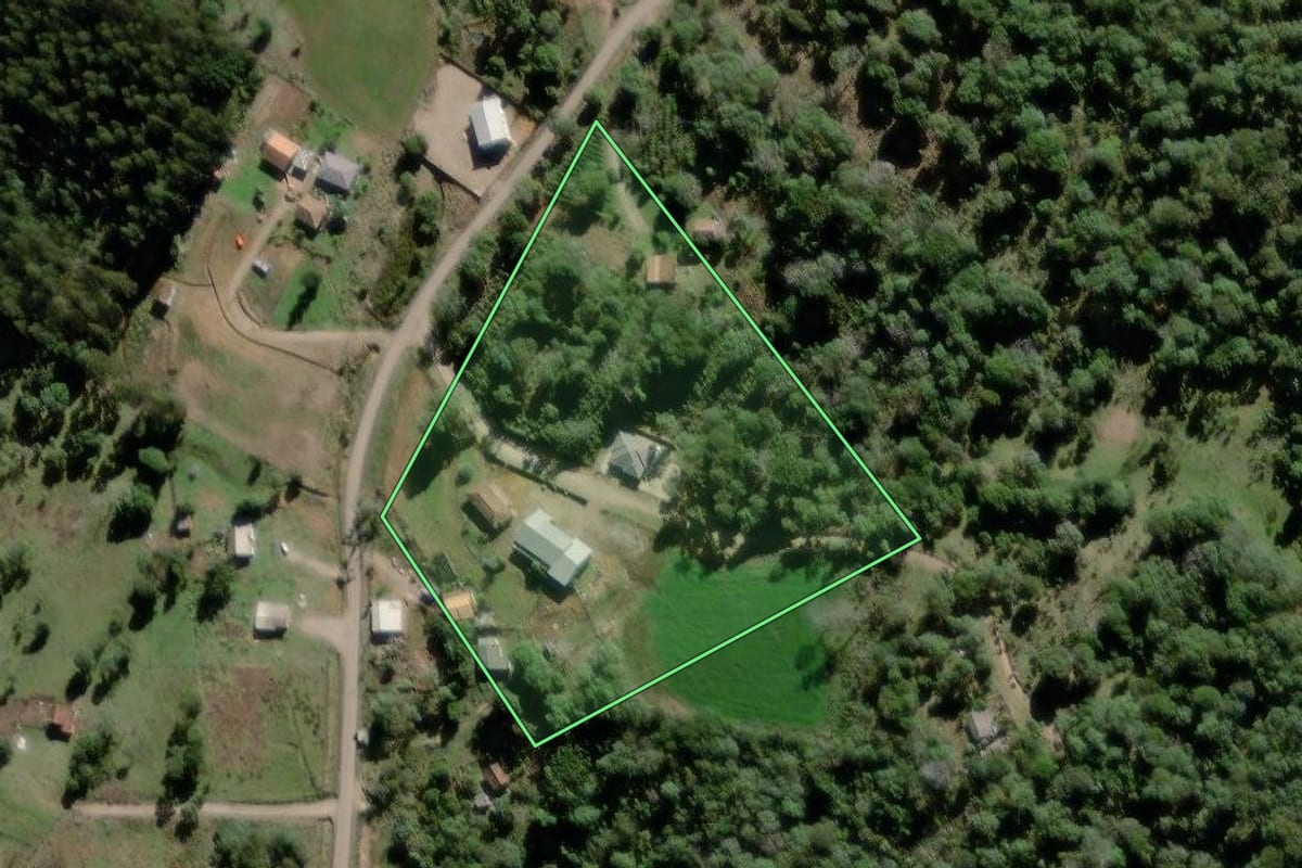Imagem de satélite do imóvel rural em Rebouças (PR), com o contorno declarado no CAR desenhado por cima.