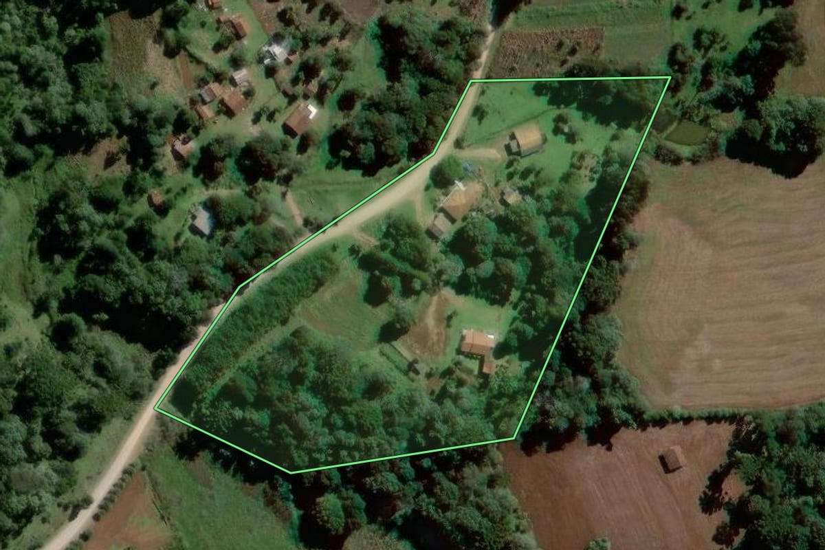 Imagem de satélite do imóvel rural em Rebouças (PR), com o contorno declarado no CAR desenhado por cima.