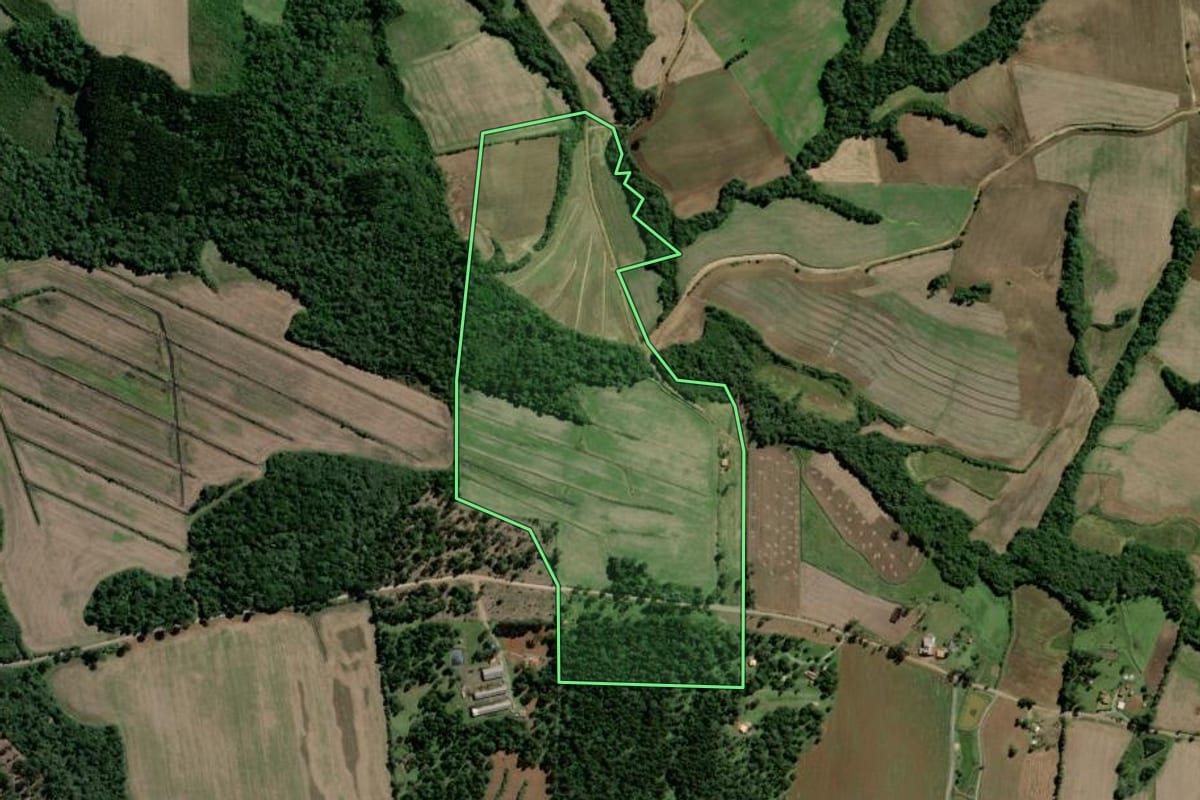 Imagem de satélite do imóvel rural em Rebouças (PR), com o contorno declarado no CAR desenhado por cima.