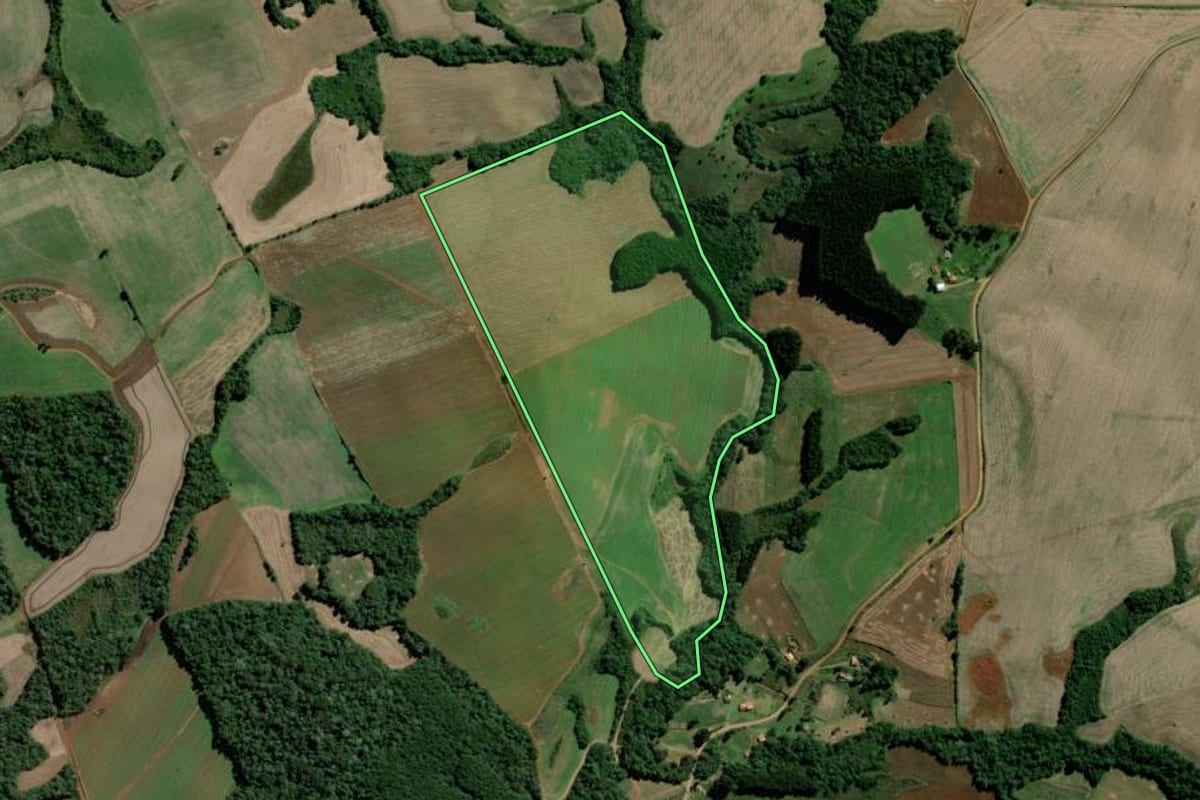 Imagem de satélite do imóvel rural em Rebouças (PR), com o contorno declarado no CAR desenhado por cima.