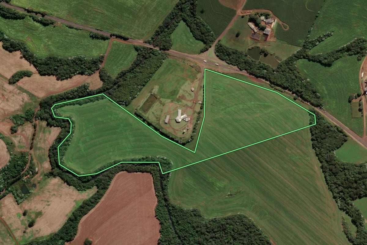 Imagem de satélite do imóvel rural em Renascença (PR), com o contorno declarado no CAR desenhado por cima.