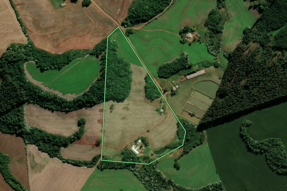 Imagem de satélite do imóvel rural em Renascença (PR), com o contorno declarado no CAR desenhado por cima.