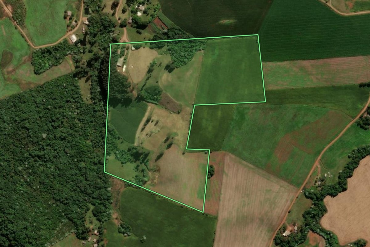 Imagem de satélite do imóvel rural em Renascença (PR), com o contorno declarado no CAR desenhado por cima.