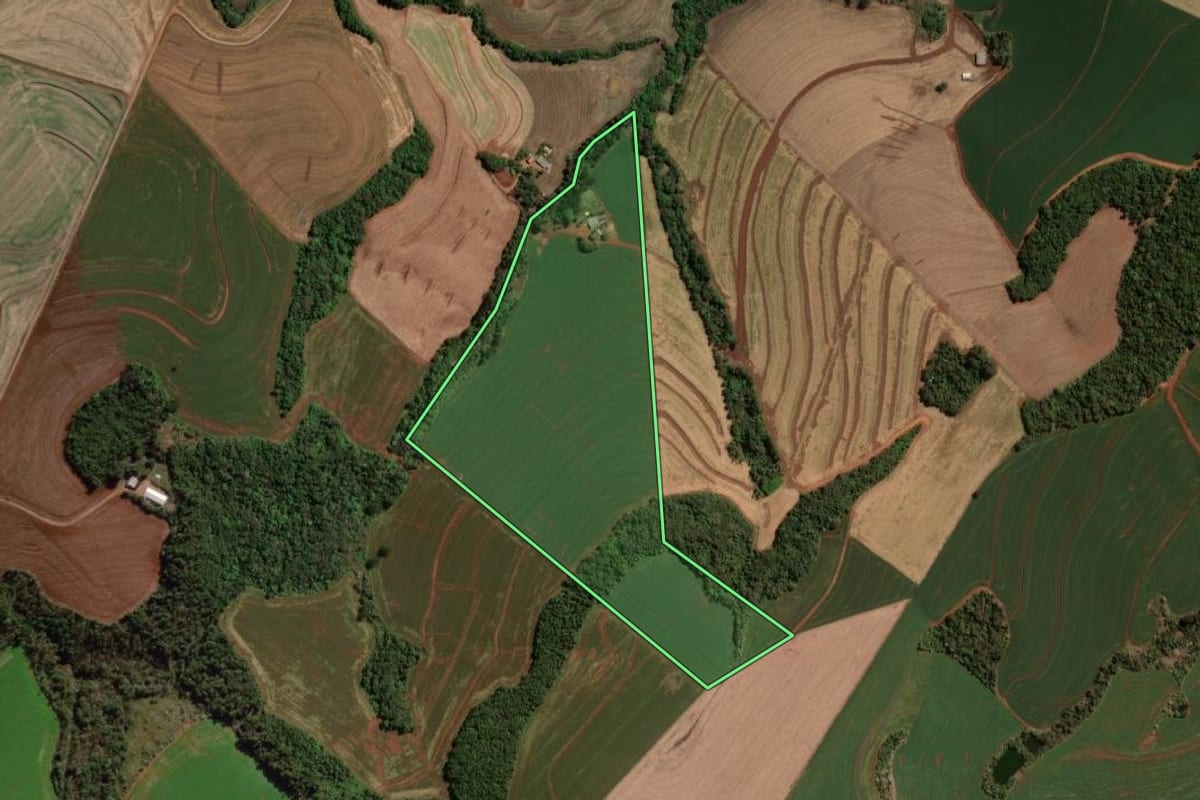 Imagem de satélite do imóvel rural em Renascença (PR), com o contorno declarado no CAR desenhado por cima.