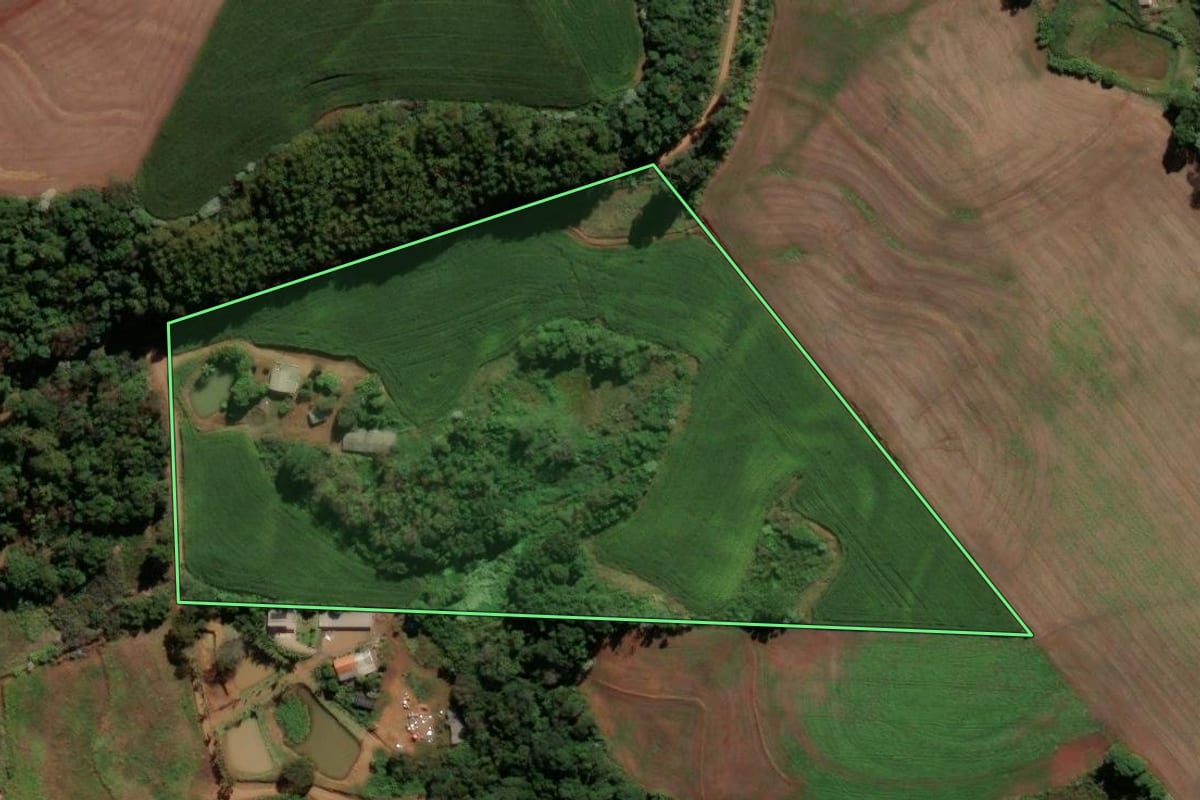 Imagem de satélite do imóvel rural em Renascença (PR), com o contorno declarado no CAR desenhado por cima.