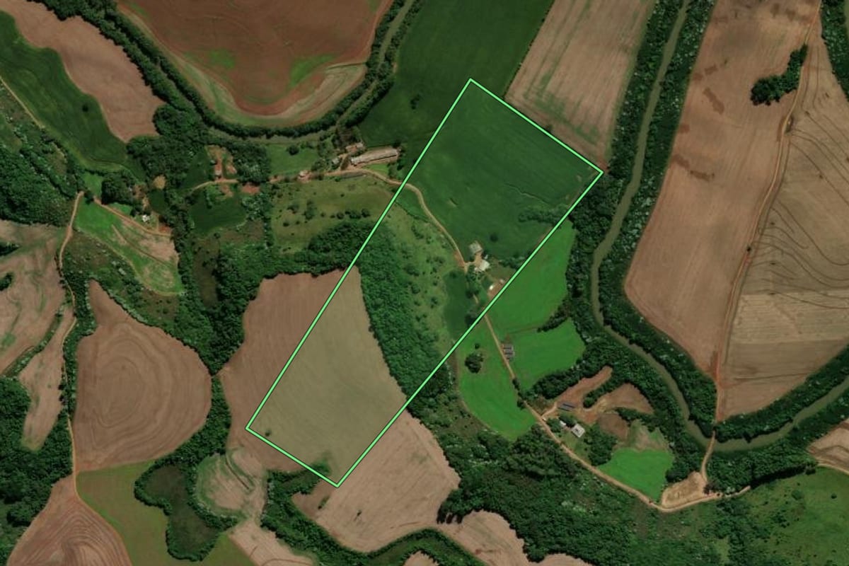 Imagem de satélite do imóvel rural em Renascença (PR), com o contorno declarado no CAR desenhado por cima.