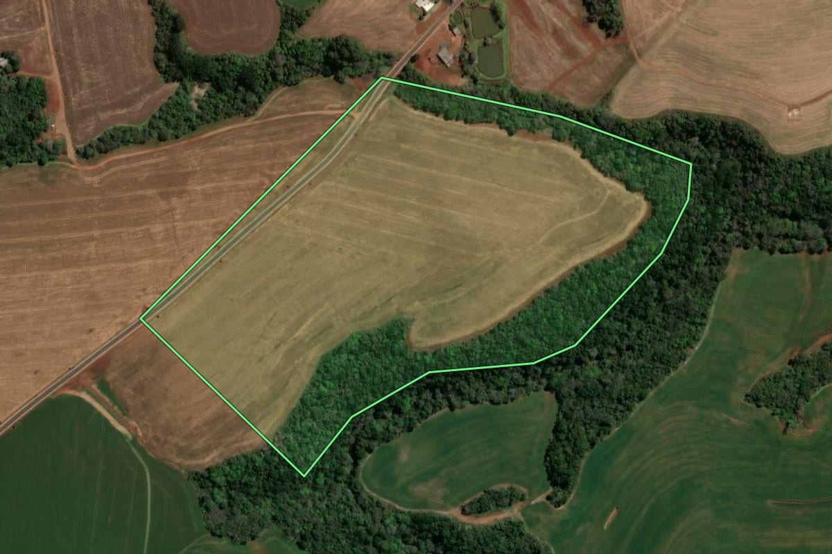 Imagem de satélite do imóvel rural em Renascença (PR), com o contorno declarado no CAR desenhado por cima.