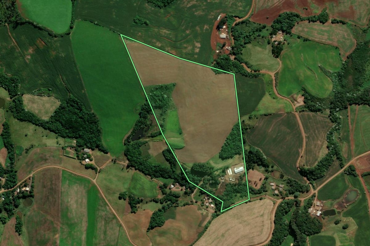 Imagem de satélite do imóvel rural em Renascença (PR), com o contorno declarado no CAR desenhado por cima.