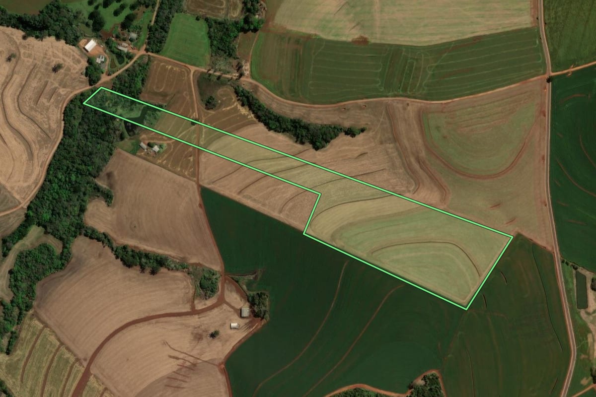 Imagem de satélite do imóvel rural em Renascença (PR), com o contorno declarado no CAR desenhado por cima.