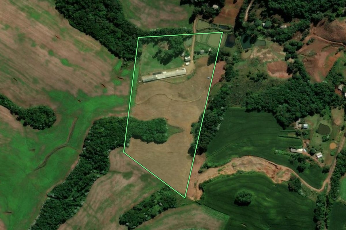 Imagem de satélite do imóvel rural em Renascença (PR), com o contorno declarado no CAR desenhado por cima.