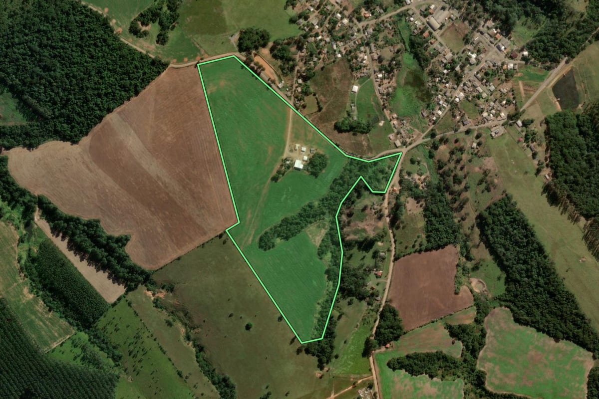 Imagem de satélite do imóvel rural em Reserva (PR), com o contorno declarado no CAR desenhado por cima.
