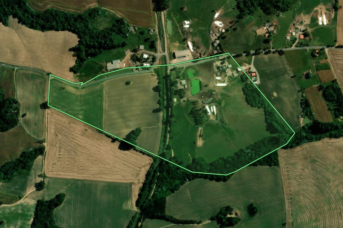 Imagem de satélite do imóvel rural em Reserva (PR), com o contorno declarado no CAR desenhado por cima.