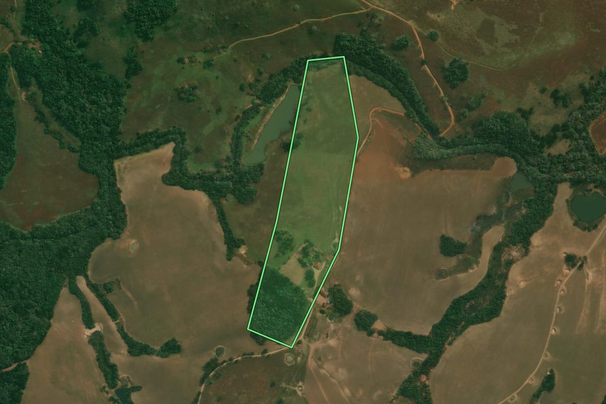 Imagem de satélite do imóvel rural em Reserva (PR), com o contorno declarado no CAR desenhado por cima.