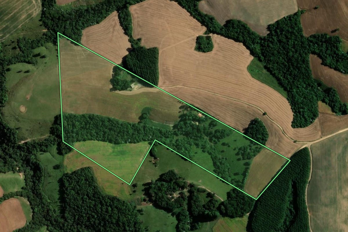 Imagem de satélite do imóvel rural em Reserva (PR), com o contorno declarado no CAR desenhado por cima.