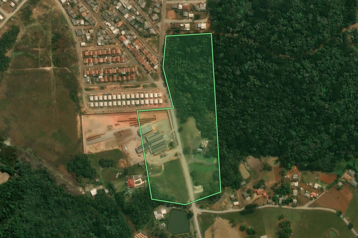 Imagem de satélite do imóvel rural em Reserva (PR), com o contorno declarado no CAR desenhado por cima.