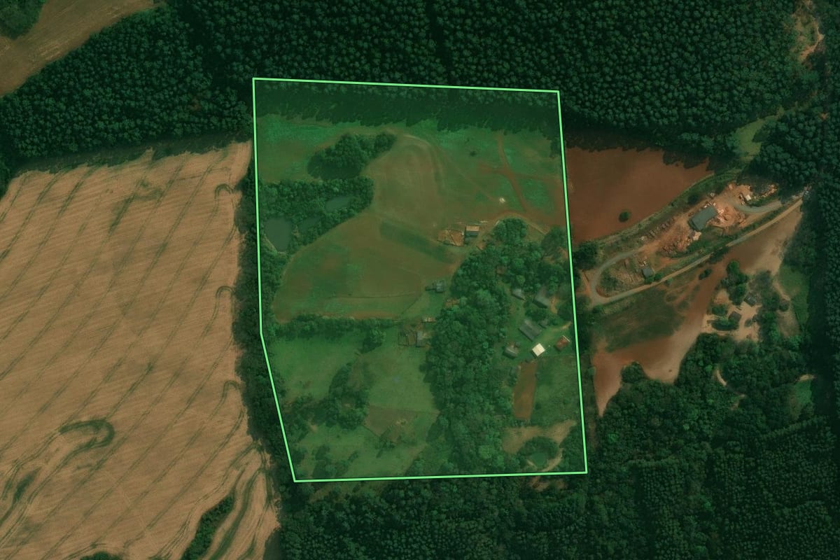 Imagem de satélite do imóvel rural em Reserva (PR), com o contorno declarado no CAR desenhado por cima.
