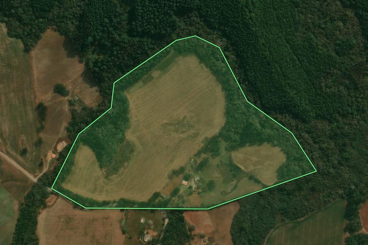 Imagem de satélite do imóvel rural em Reserva (PR), com o contorno declarado no CAR desenhado por cima.