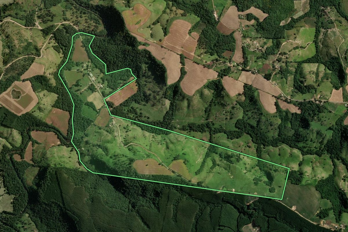 Imagem de satélite do imóvel rural em Reserva (PR), com o contorno declarado no CAR desenhado por cima.