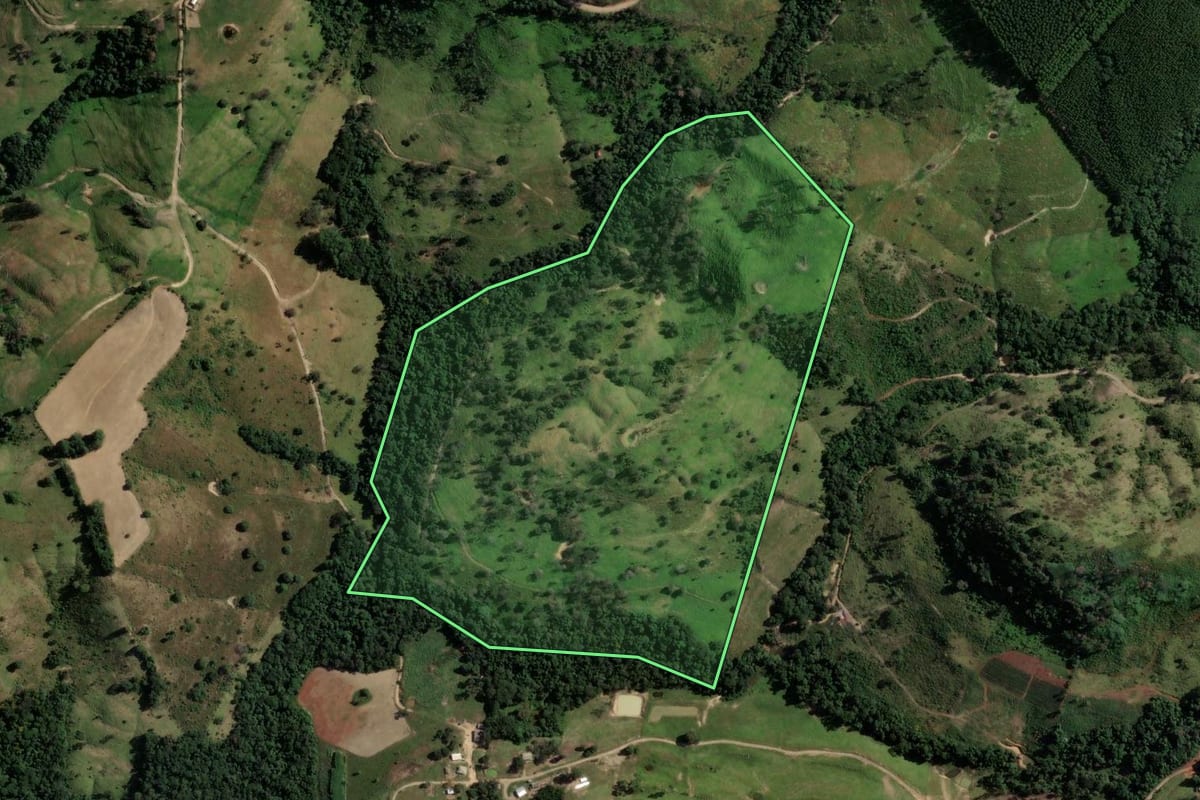Imagem de satélite do imóvel rural em Reserva (PR), com o contorno declarado no CAR desenhado por cima.