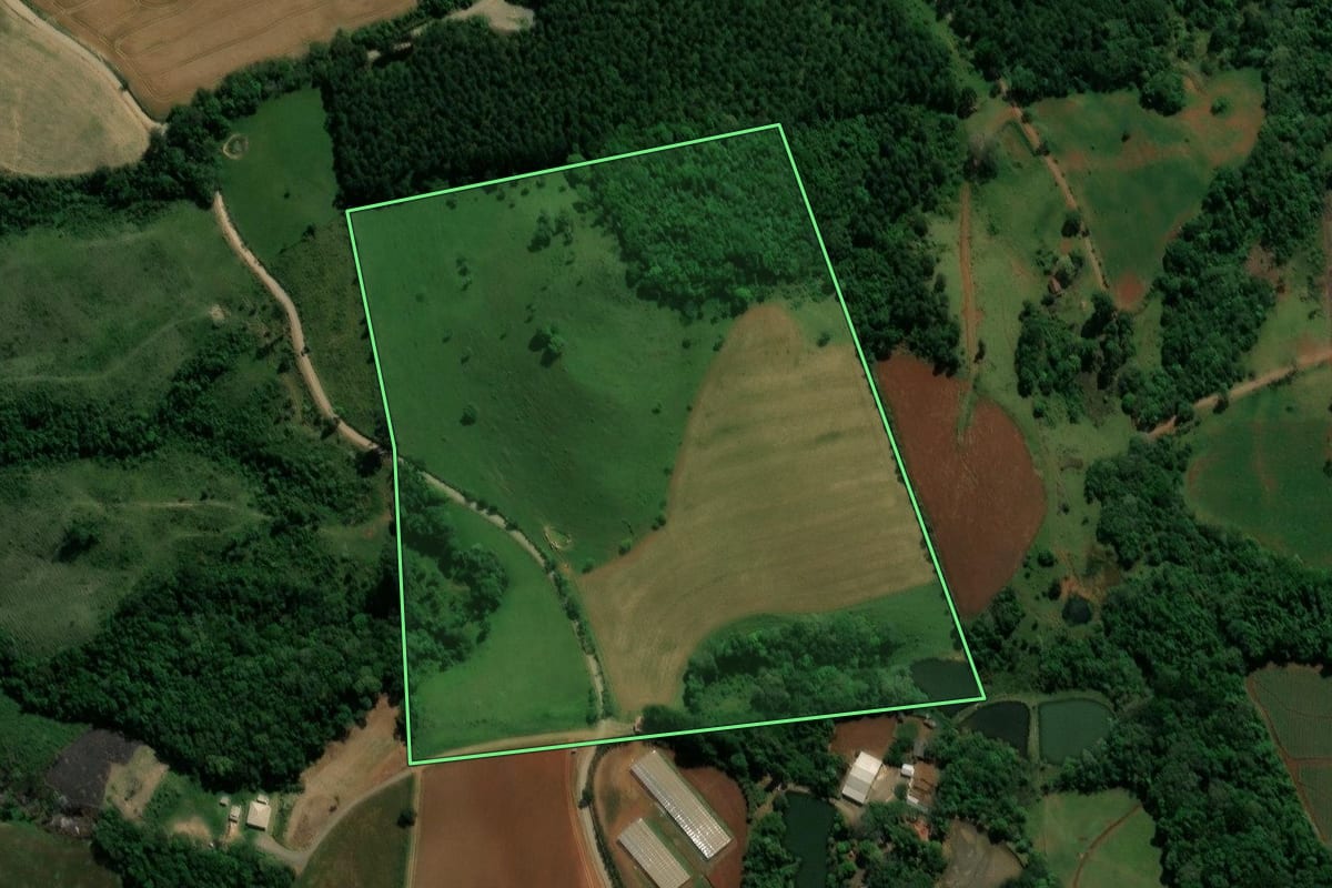 Imagem de satélite do imóvel rural em Reserva (PR), com o contorno declarado no CAR desenhado por cima.