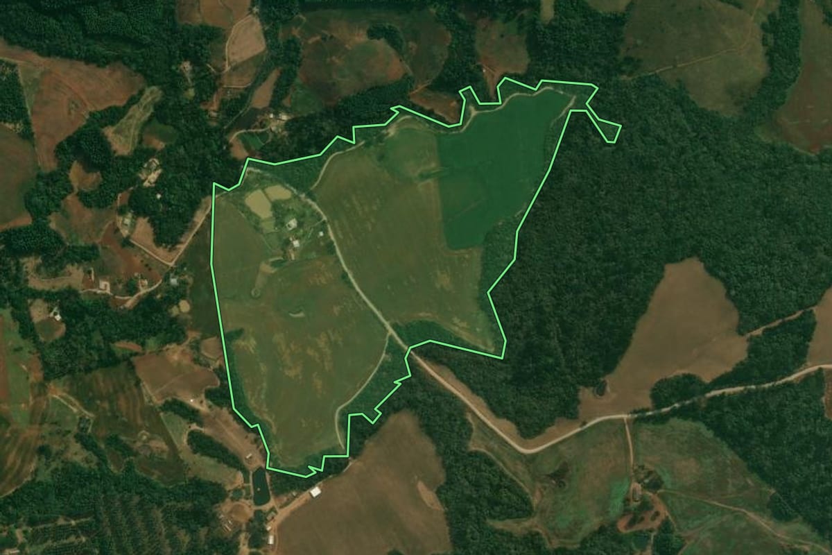 Imagem de satélite do imóvel rural em Reserva (PR), com o contorno declarado no CAR desenhado por cima.