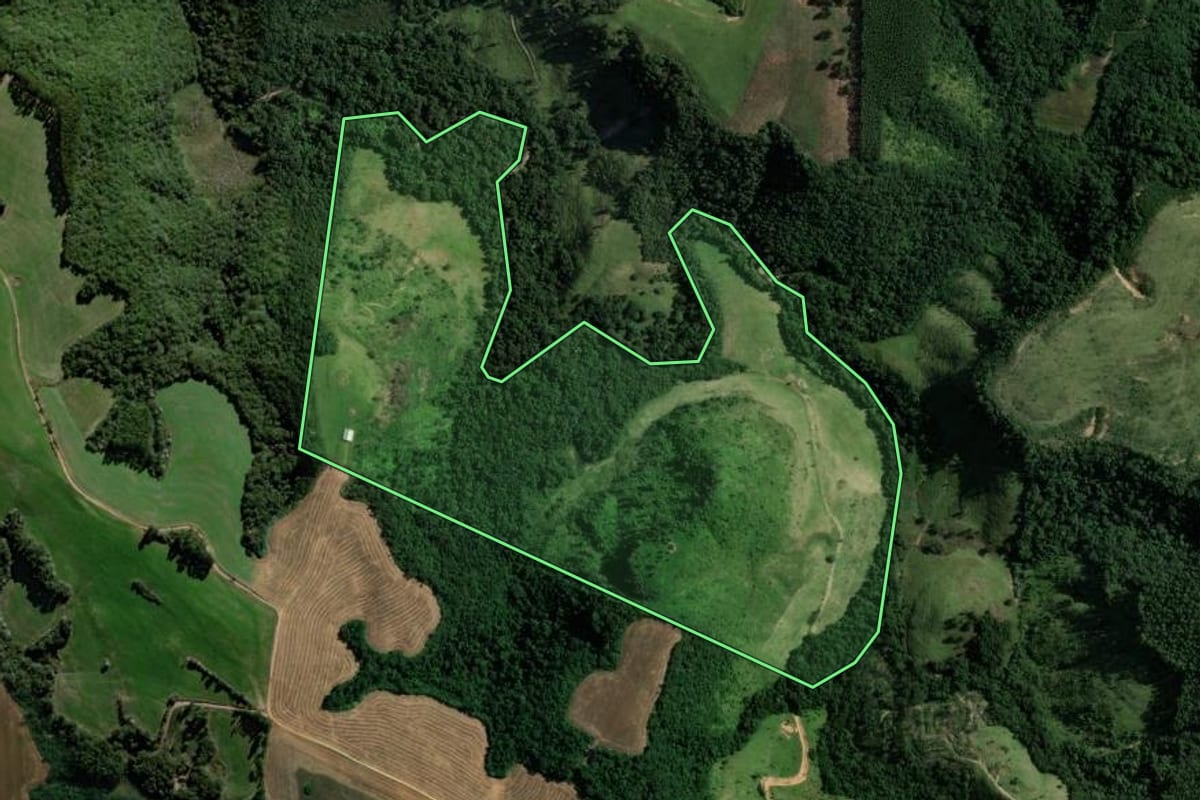 Imagem de satélite do imóvel rural em Reserva (PR), com o contorno declarado no CAR desenhado por cima.