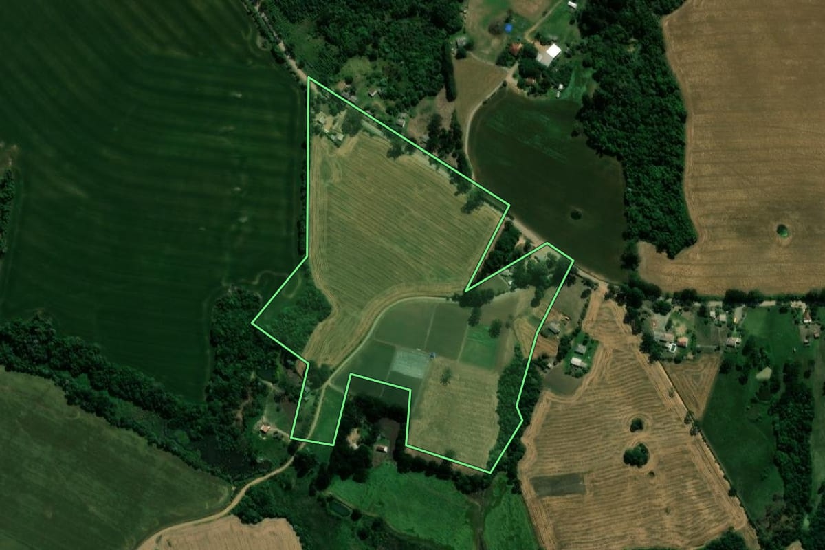 Imagem de satélite do imóvel rural em Reserva (PR), com o contorno declarado no CAR desenhado por cima.
