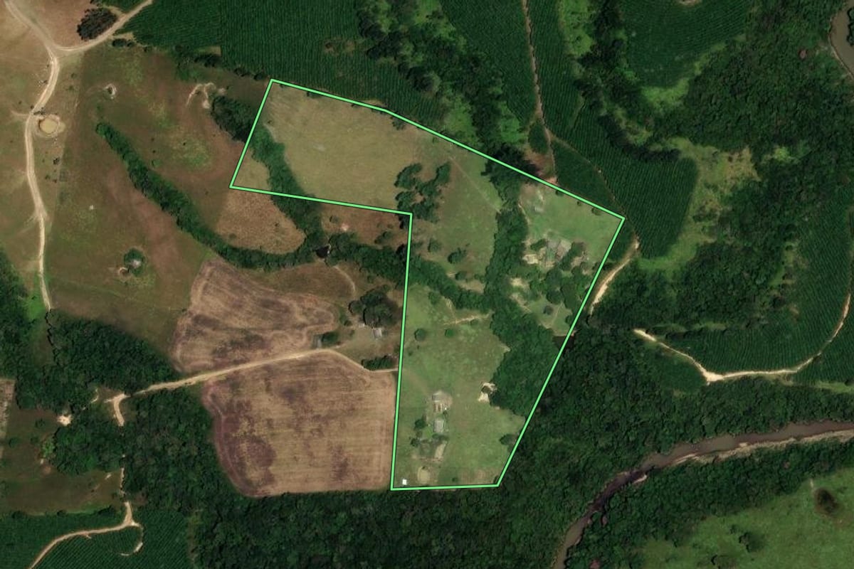 Imagem de satélite do imóvel rural em Reserva (PR), com o contorno declarado no CAR desenhado por cima.
