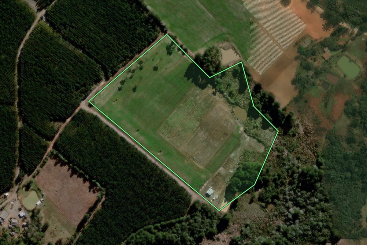 Imagem de satélite do imóvel rural em Reserva (PR), com o contorno declarado no CAR desenhado por cima.